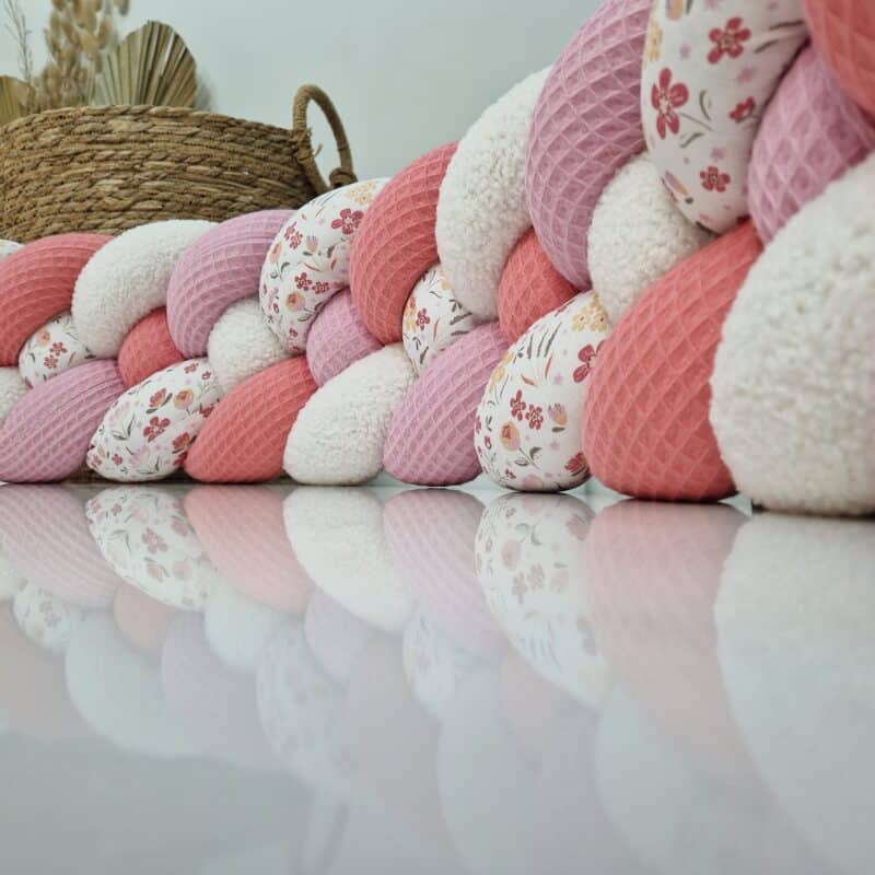 Tresse de lit – Rose corail et mille fleurs – Tour de lit bébé 4 brins
