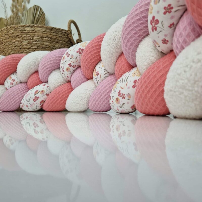 Tresse de lit – Rose corail et mille fleurs – Tour de lit bébé 4 brins