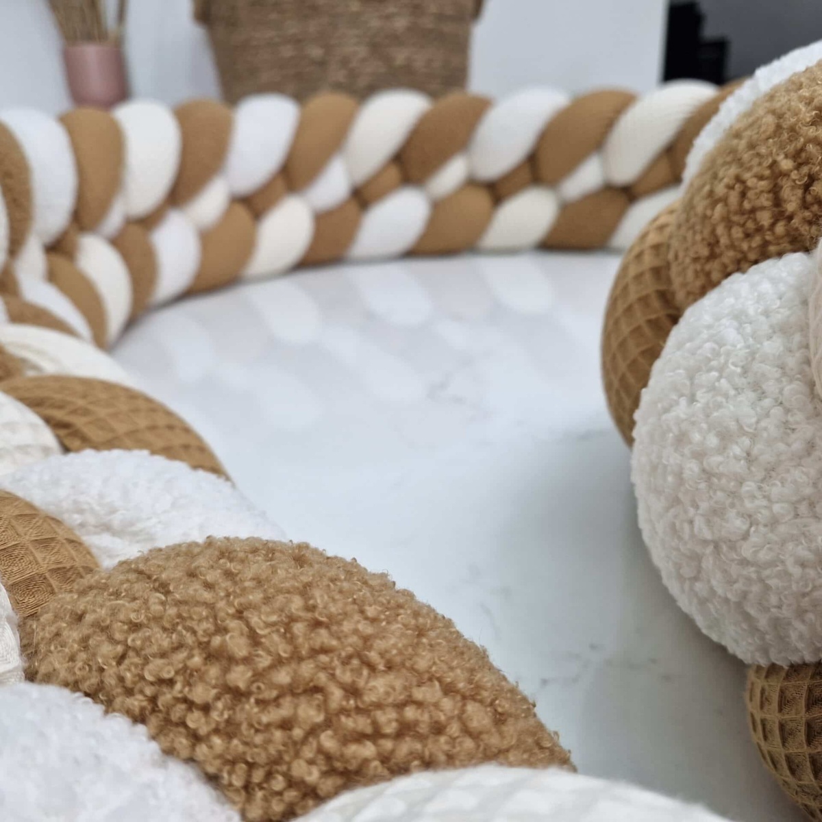 Tresse de lit – Teddy camel et écru – Tour de lit bébé 4 brins