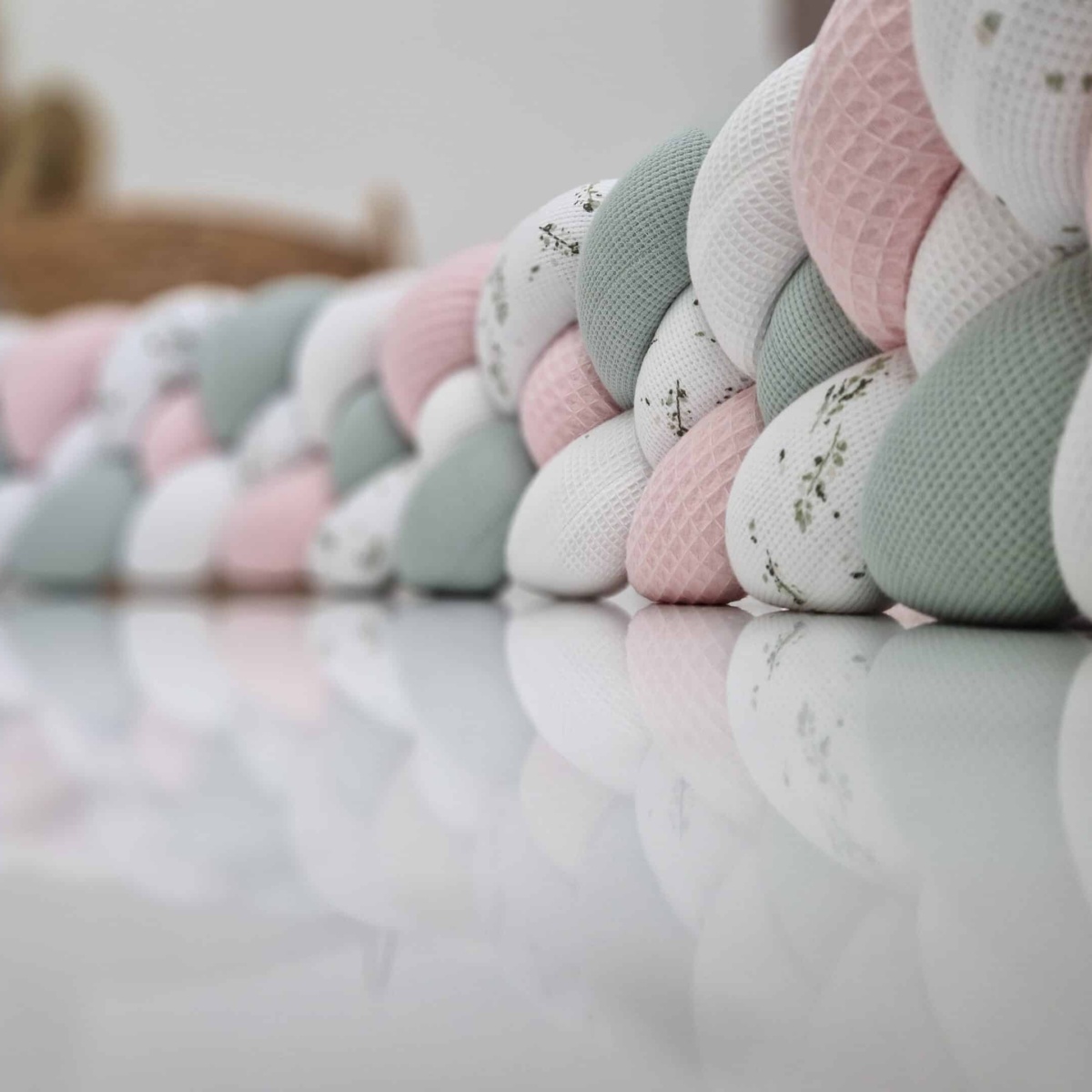 Tresse de lit – Rose blush et vert de gris – Tour de lit tressé 4 brins