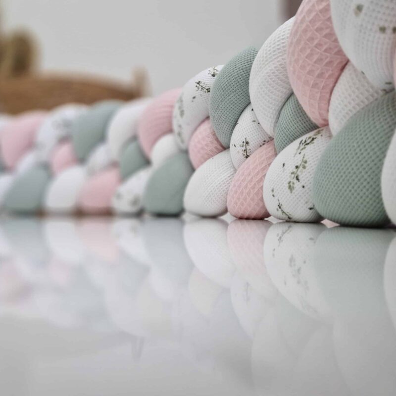 Tresse de lit – Rose blush et vert de gris – Tour de lit tressé 4 brins