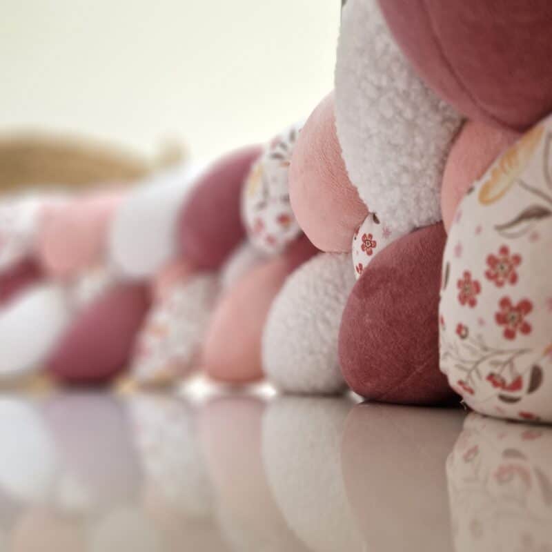 Tresse de lit – Framboise fleurie – Tour de lit bébé 4 brins