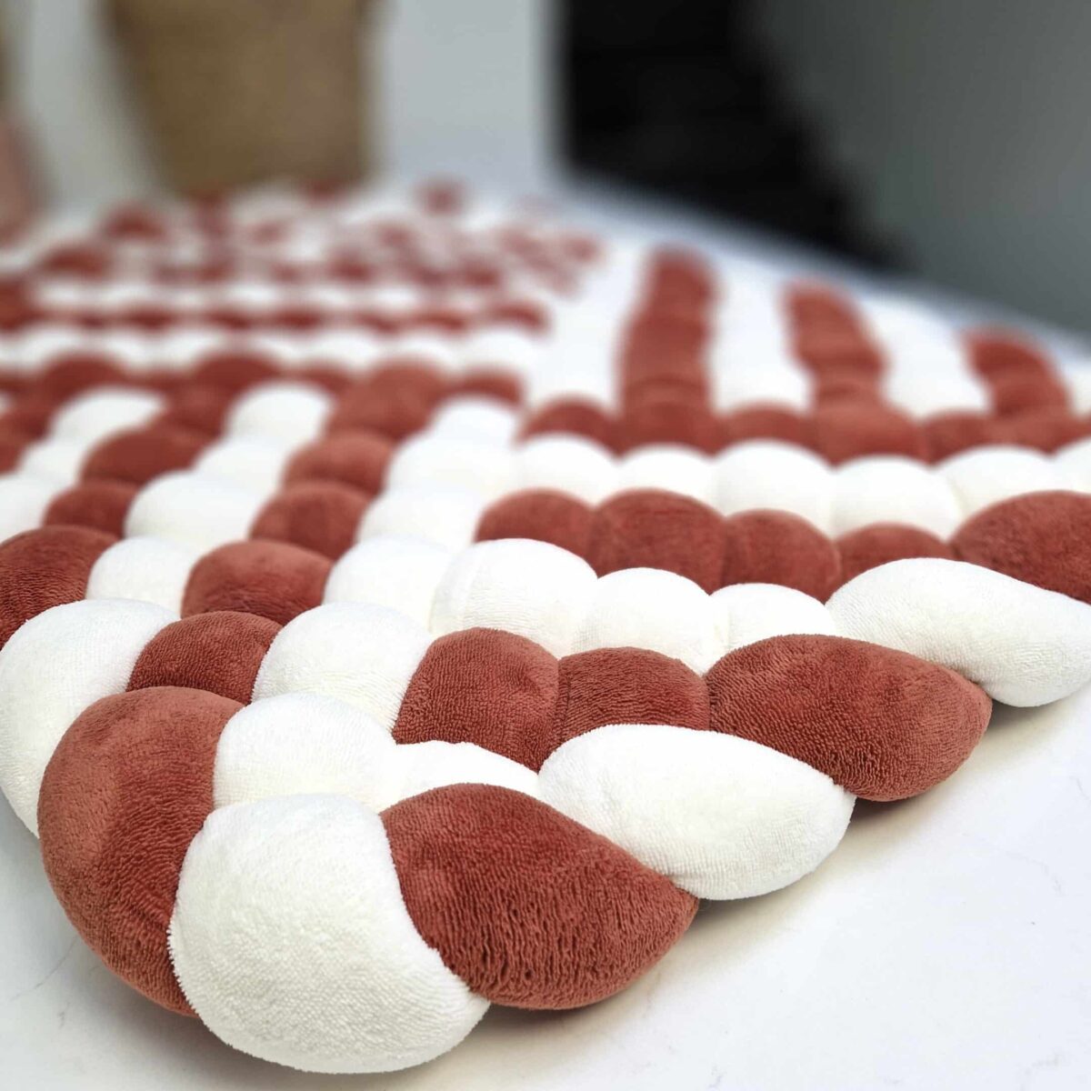 Tapis tressé terracotta et écru doudou – Plusieurs tailles – Matelas tressé