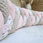 Tresse de lit beige et rose