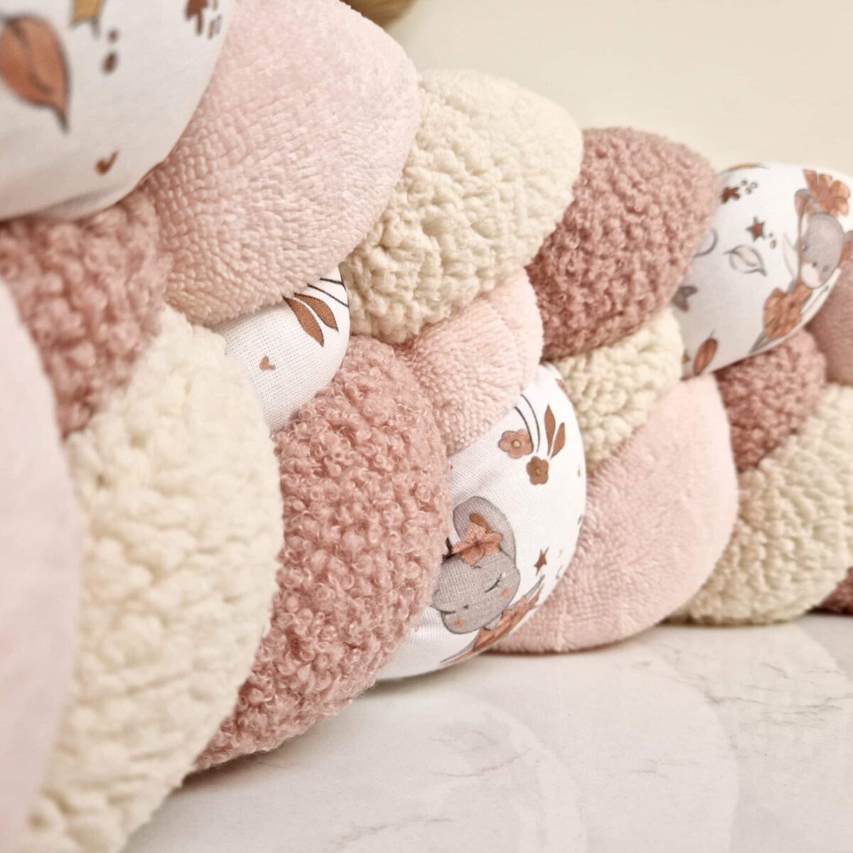 Tresse de lit – Rose doudou et Ludivine – Tour de lit bébé 4 brins