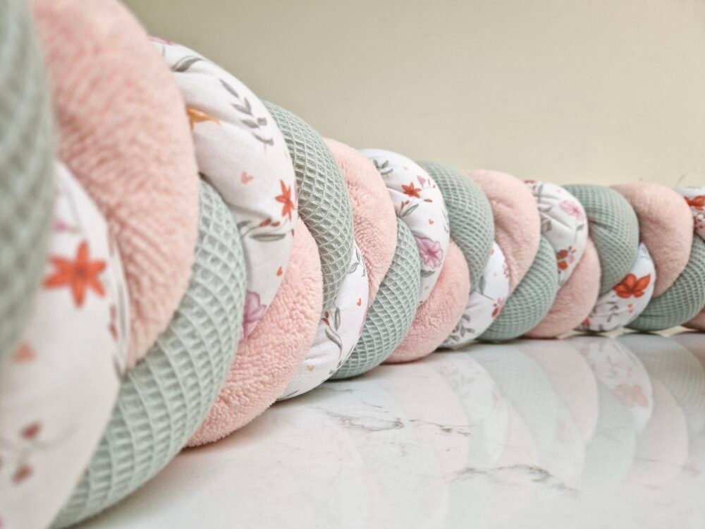 Tour de lit tresse rose