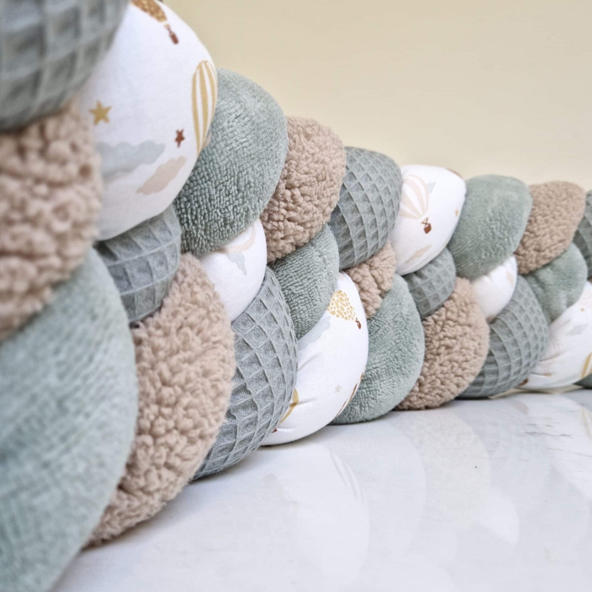 Tresse de lit 4 brins – Montgolfières et vert de gris – Tresse de lit cabane