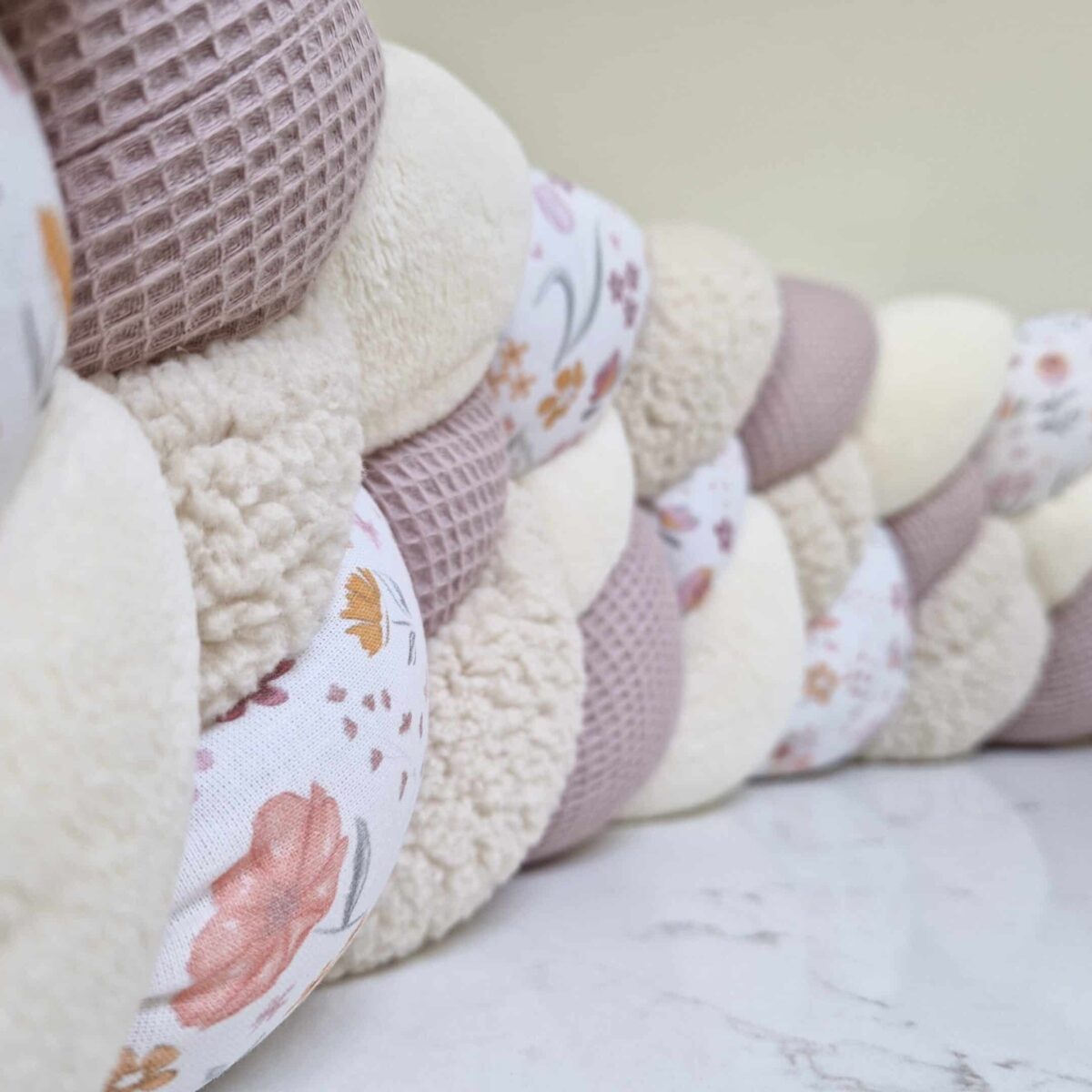 Tresse de lit – Vieux rose fleurie – Tour de lit bébé 4 brins