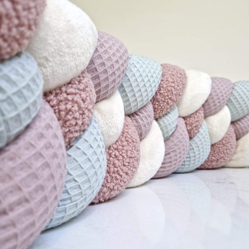 Tresse de lit – Vert d&rsquo;eau, teddy rose et écru – Tour de lit tresse