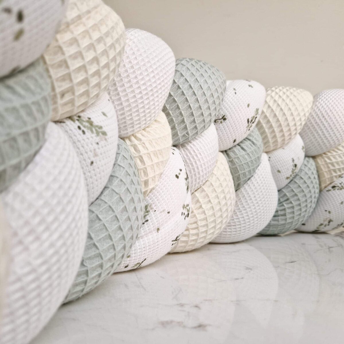 Tresse de lit – Vert d&rsquo;eau et gaufré feuilles  – Tour de lit tressé 4 brins