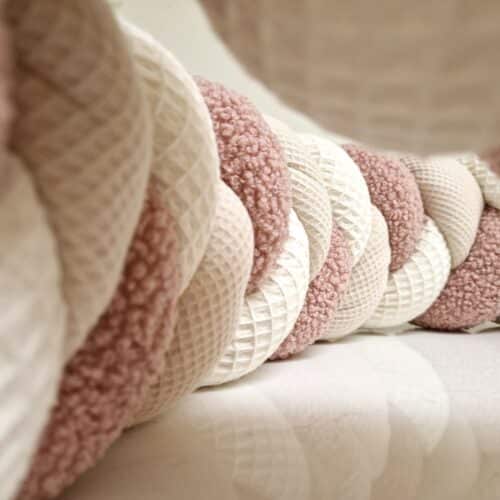 tour de lit tressé beige et rose
