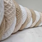 tour de lit tressé beige et blanc