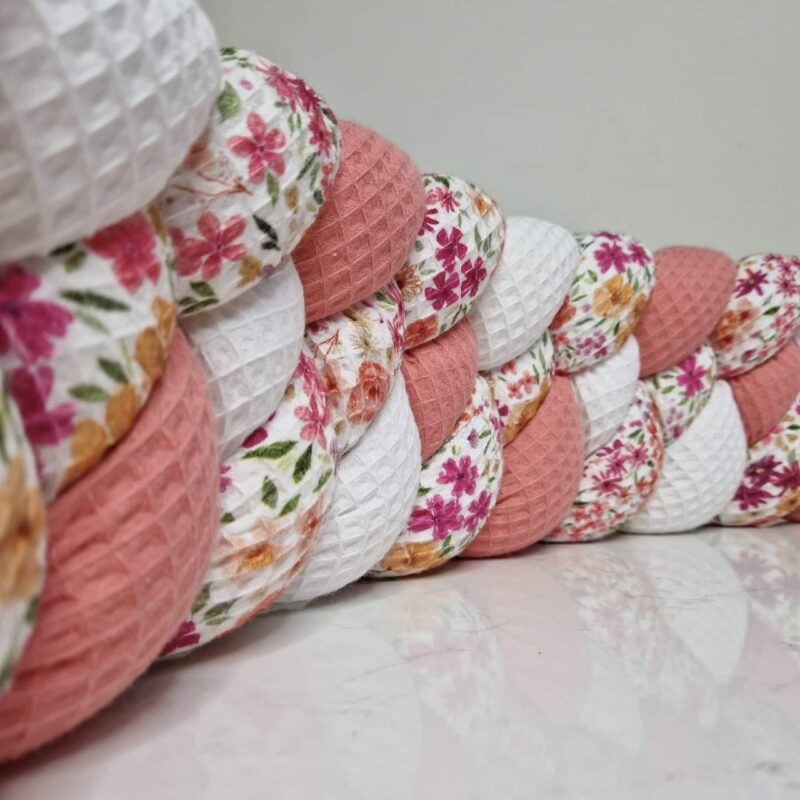 Tresse de lit 4 brins – Corail et nid d&rsquo;abeille fleuri – Tour de lit tressé