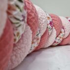 Tour de lit tressé rose