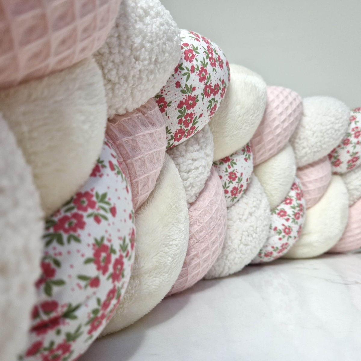 Tresse de lit – Ecru, rose blush et mille fleurs – Tour de lit bébé 4 brins