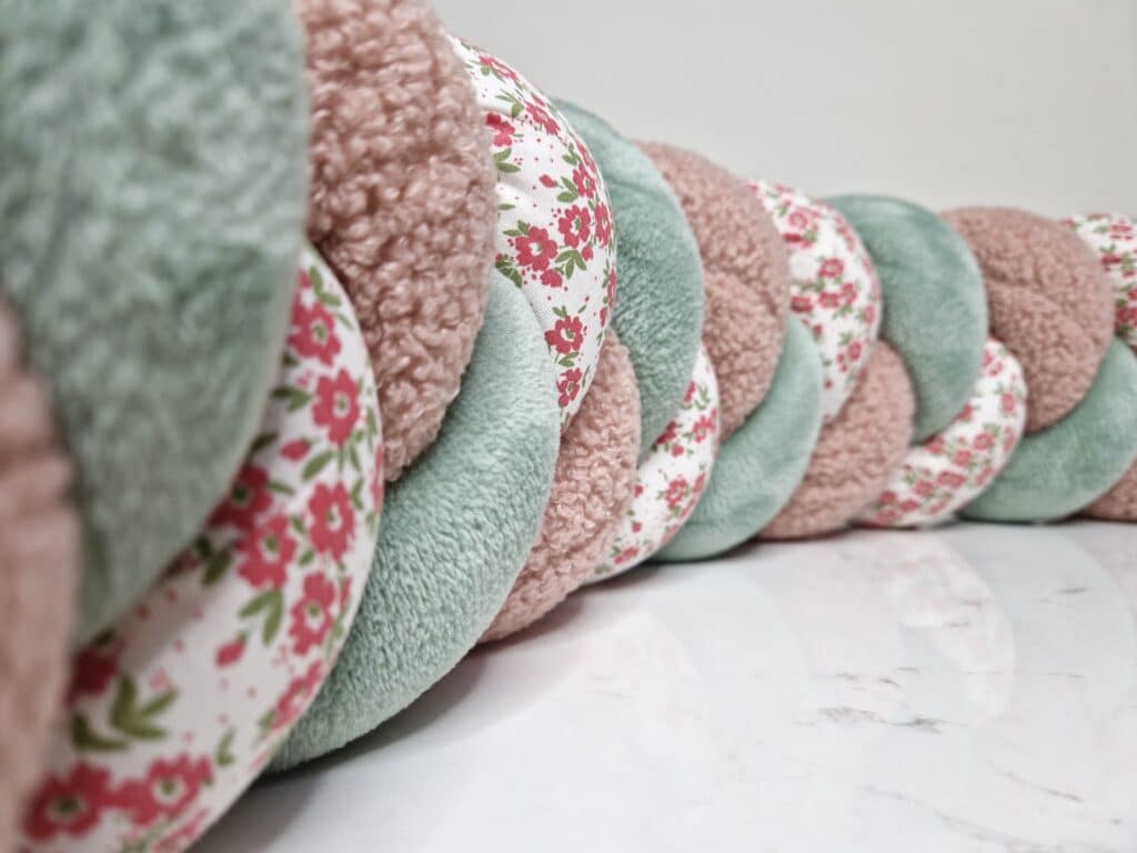 Tresse de lit rose et fleurs