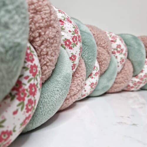 Tresse de lit rose et fleurs