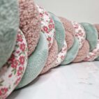 Tresse de lit rose et fleurs