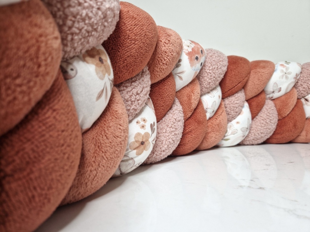 Comment assortir sa tresse de lit aux couleurs de la chambre de bébé en 2026