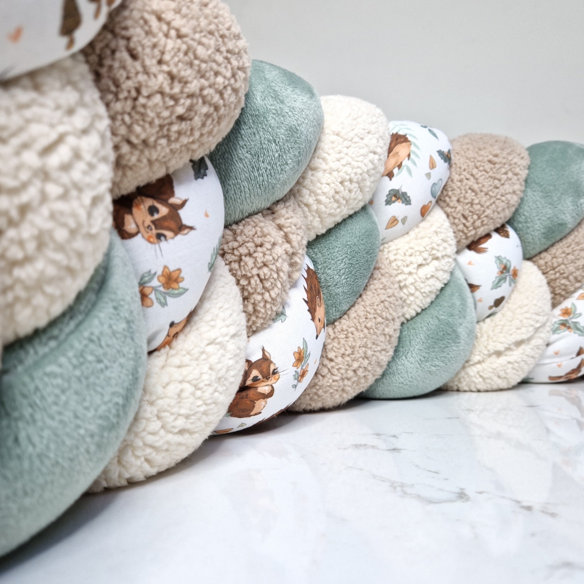 Tresse de lit – Sherpa, vert de gris et hérisson – Tour de lit bébé 4 brins