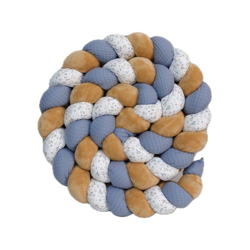 Tresse de lit bébé – Doudou camel et fleurs bleues  – Tresse de lit premium